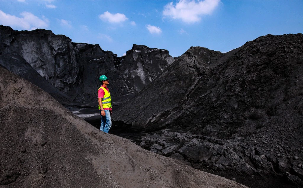 Contrôle qualité granulats - ouvriers en gilet de sécurité