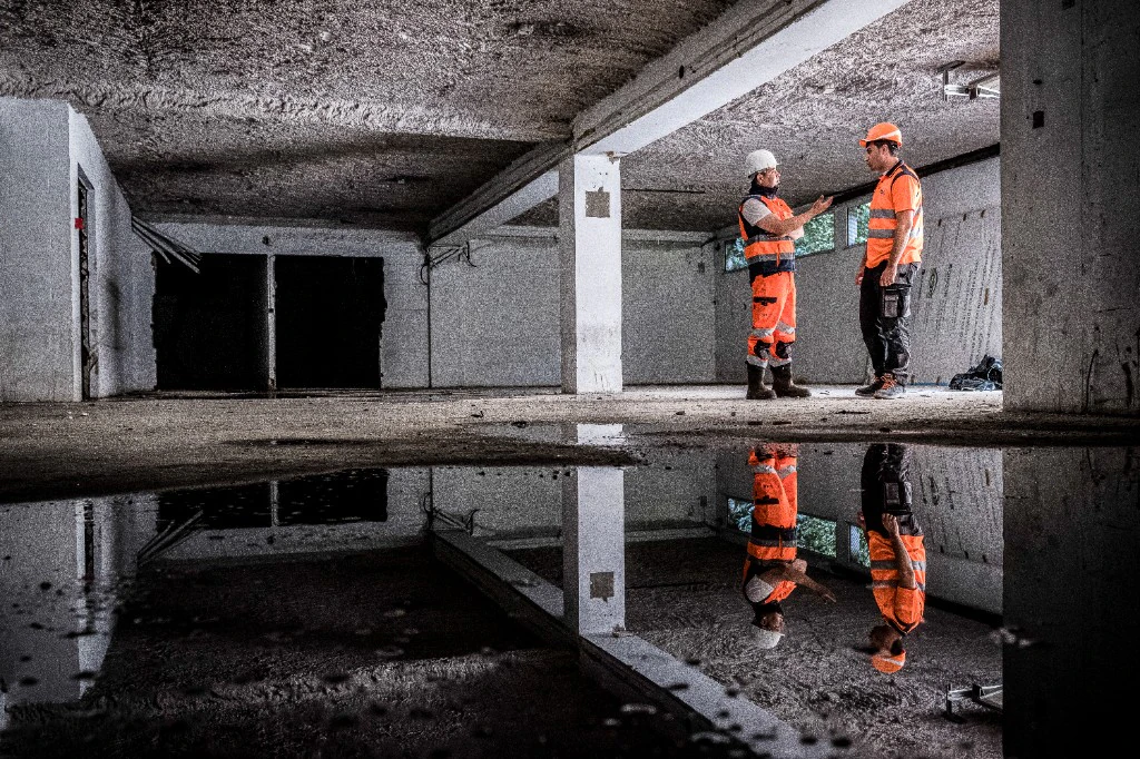 Équipes sur le chantier - discussion dans un intérieur béton